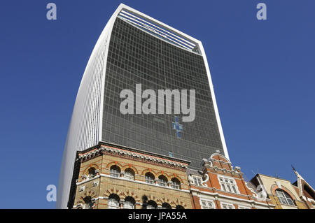 Die Antike und moderne Skyline der City of London mit dem Walkie Talkie Building und Altbauten in Cheapside London England Stockfoto
