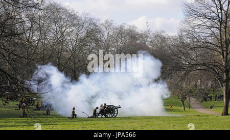 Die Royal Horse Artillery Salutschüsse in Green Park am Beitritt Tag 6. Februar 2015 London England Stockfoto