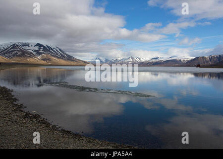 Blick über Adventfjorden mit Schnee bedeckten Bergen im Hintergrund. Aufgenommen im Juni, Spitsbergen, Longyearbyen, Svalbard, Norwegen Stockfoto