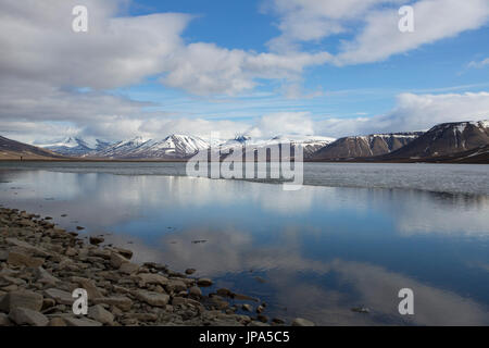 Blick über Adventfjorden mit Schnee bedeckten Bergen im Hintergrund. Aufgenommen im Juni, Spitsbergen, Longyearbyen, Svalbard, Norwegen Stockfoto