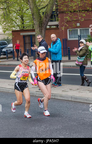 England, London, London-Marathon, Sicht beeinträchtigt weibliche Japanerin und Guide Stockfoto