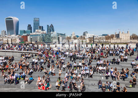 England, London, Büroangestellte und Skyline der Stadt Stockfoto