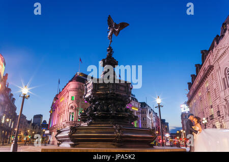 England, London, Piccadilly Circus, Eros-Statue und chinesische Hochzeitspaar Stockfoto