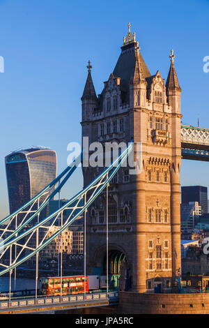 England, London, Tower Bridge und die Skyline der Stadt Stockfoto