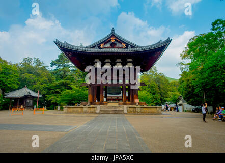 Nara, Japan - 26. Juli 2017: Alte traditionelle Architektur und Street in Nigatsu-Do, Tempel Tōdai-Ji, Nara Stockfoto