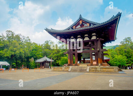 Nara, Japan - 26. Juli 2017: Alte traditionelle Architektur und Street in Nigatsu-Do, Tempel Tōdai-Ji, Nara Stockfoto