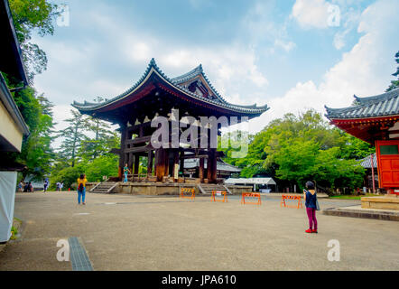 Nara, Japan - 26. Juli 2017: Alte traditionelle Architektur und Street in Nigatsu-Do, Tempel Tōdai-Ji, Nara Stockfoto