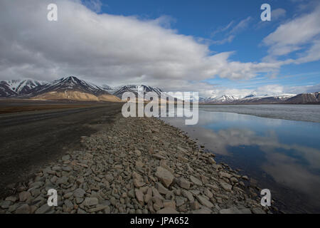 Blick über Adventfjorden mit Schnee bedeckten Bergen im Hintergrund. Aufgenommen im Juni, Spitsbergen, Longyearbyen, Svalbard, Norwegen Stockfoto