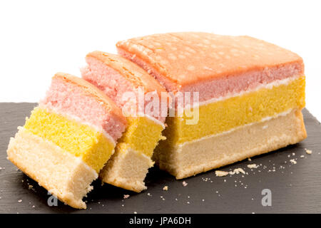 Angel Cake ist eine dreifarbige Biskuit - weißem Hintergrund geschichtet Stockfoto