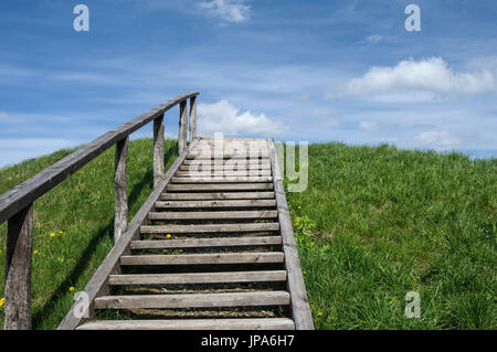 Naturwissenschaft, hölzerne Treppe, die auf alten Hügel Stockfoto