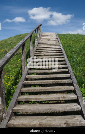 Naturwissenschaft, hölzerne Treppe, die auf alten Hügel Stockfoto