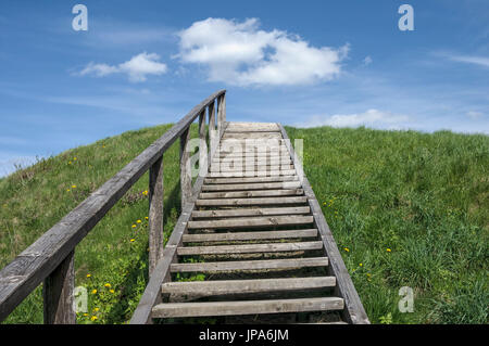 Naturwissenschaft, hölzerne Treppe, die auf alten Hügel Stockfoto