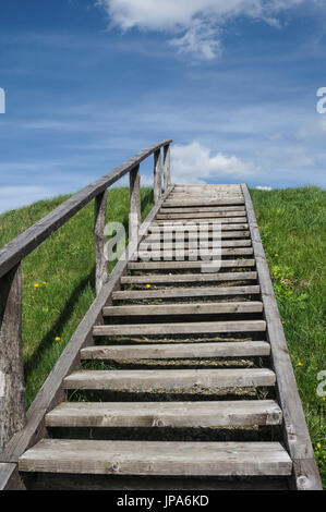 Naturwissenschaft, hölzerne Treppe, die auf alten Hügel Stockfoto