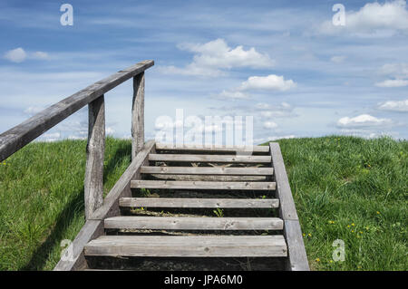 Naturwissenschaft, hölzerne Treppe, die auf alten Hügel Stockfoto