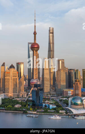 China, Shanghai Stadt, Skyline von Pudong, Oriental Pearl, World Financial Center und Shanghai Towers, Huangpu-Fluss, Stockfoto