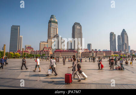 China, Tianjin City, Tiasnjin Bahnhofplatz Stockfoto