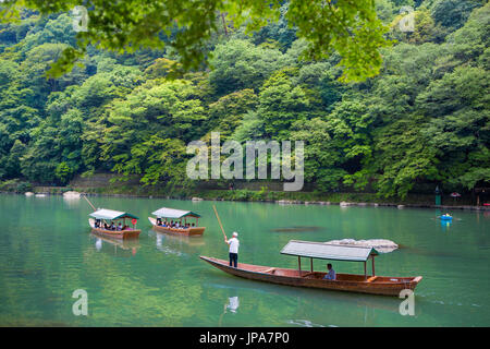 Japan, Kyoto City, Arashiyama Berg, Oi-Fluss, Boot Stockfoto