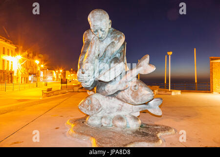 England, Kent, Deal, Deal Pier, Statue mit dem Titel "Embracing am Meer" von Jon Buck Stockfoto