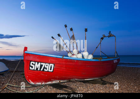 England, West Sussex, Worthing, Angelboot/Fischerboot am Strand von Worthing Stockfoto