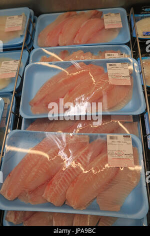 Pakete von frisch gezüchteten Tilapia Filet Fisch zu Costco, Massachusetts, USA Stockfoto