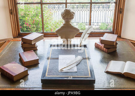 England, Kent, Broadstairs, Dickens House Museum, Schreibtisch und Büste von Charles Dickens Stockfoto