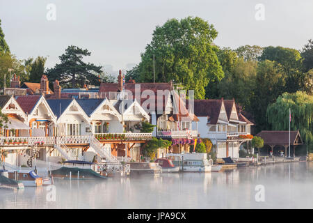 England, Oxfordshire, Henley-on-Thames, Bootshäuser und Themse Stockfoto