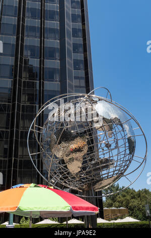 Metall-Kugel Skulptur, Columbus Circle, NYC, USA Stockfoto