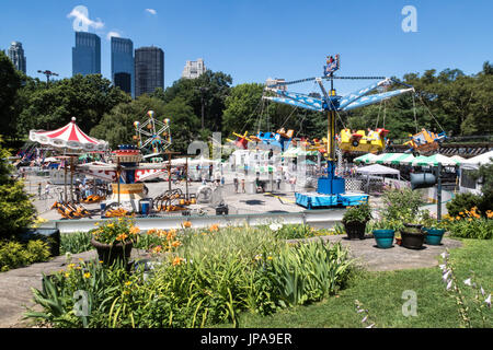 Viktorianischen Gärten, Karneval Fahrten im Central Park mit der Manhattan Skyline im Hintergrund, NYC, USA Stockfoto