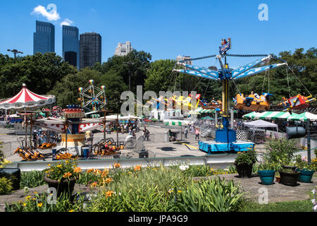 Victorian Gardens, Karneval Fahrten im Central Park mit Skyline im Hintergrund, NYC Stockfoto