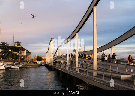 Rambla del Mar in Port Vell, ein Wasser-Hafen in Barcelona, Spanien Stockfoto