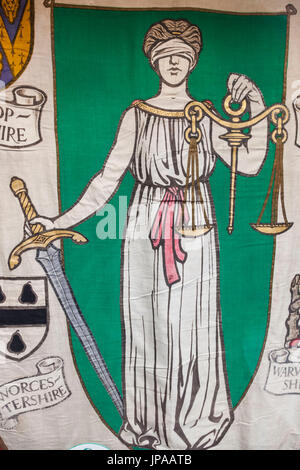 England, West Midlands, Birmingham, Birmingham Museum und Kunstgalerie, Anzeige der Suffragetten Banner datiert 1910-1920 Stockfoto