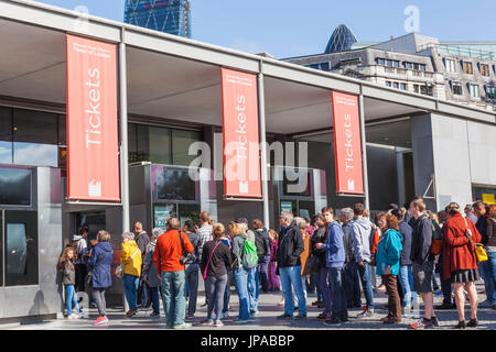 England, London, der Tower of London Besucher Schlange für die Tickets Stockfoto