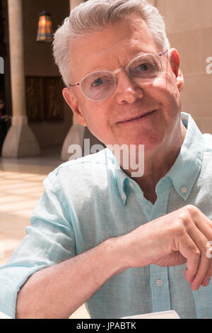 Älterer Mann Besuch Museum, New York, USA Stockfoto