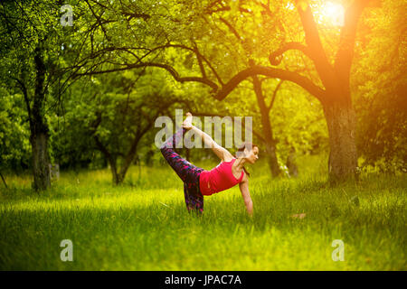 Üben Yoga-Asanas in der Natur. Stockfoto