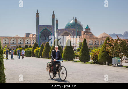 Iran, Esfahan Stadt, Naqsh-e Jahan Quadrat Masdsched-e Shah Moschee, Mann auf dem Fahrrad Stockfoto