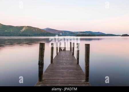 England, Cumbria, Seenplatte, Derwentwater, Holzsteg Stockfoto