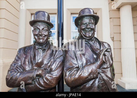 England, Cumbria, Lake District, Ulverston, Statue von Laurel und Hardy vor der Krönung Hall Theater Stockfoto