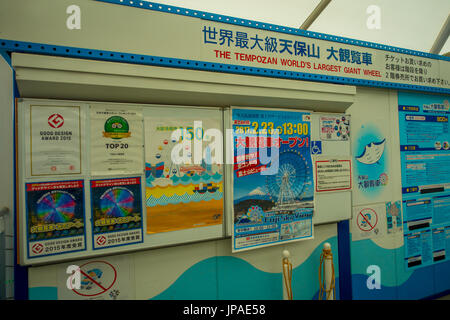 OSAKA, JAPAN - 18. Juli 2017: Informative Zeichen von Tempozan Riesenrad in Osaka, Japan. Es befindet sich in Tempozan Harbor Village, neben Osaka Aquarium Kaiyukan Stockfoto