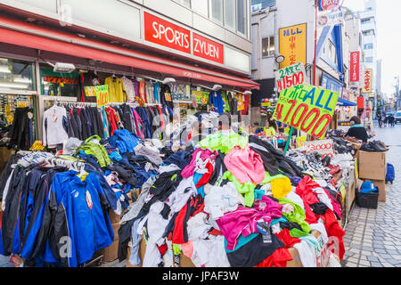 Honshu, Japan, Tokyo, Asakusa, Rabatt Kleidung Shop Anzeige Stockfoto