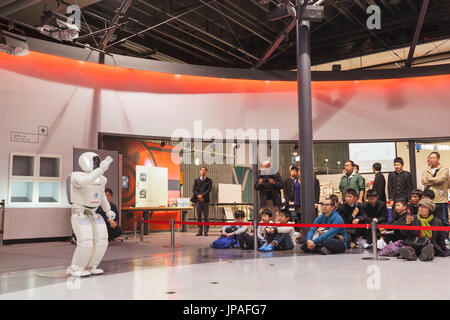 Japan, Honshu, Tokio, Odaiba, National Museum of Emerging Science und Innovation aka Miraikan Roboter "Asimo" Demonstration zeigen Stockfoto