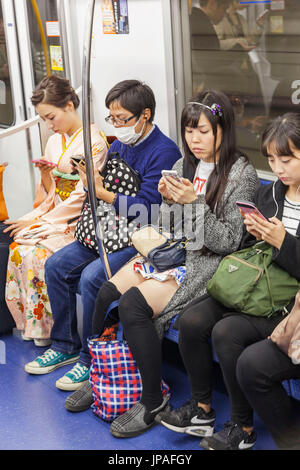 Japan, Honshu, Tokio, U-Bahn-Fahrgäste Stockfoto