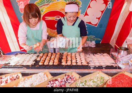 Honshu, Tokio, Japan, Tempel Messe Fast-Food Stall, Takoyaki Anbieter Stockfoto