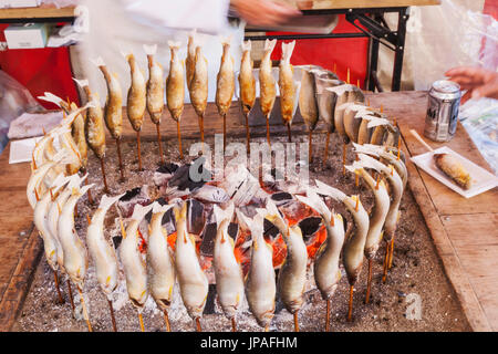 Honshu, Japan, Tokio, Tempel Messe, gegrillter Fisch Stockfoto