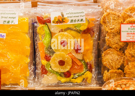 Thailand, Bangkok, Chatuchak Market, Schaufenster von getrockneten Früchten Stockfoto