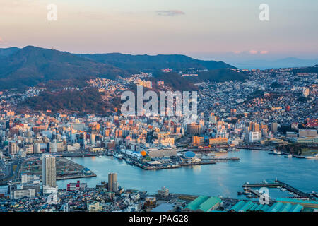 Japan, Kyushu, Nagasaki City, Nagasaki Bay bei Sonnenuntergang vom Berg Inasa Stockfoto