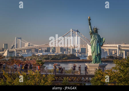 Japan, Tokyo City, Tokyo Bay, Regenbogenbrücke, Statue of Liberty Stockfoto