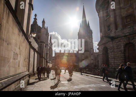 Universität St. Marienkirche Kirche die Jungfrau Maria und Radcliffe Camera, Bodleian Library, Universität Oxford, Oxfordshire, England, Großbritannien Stockfoto