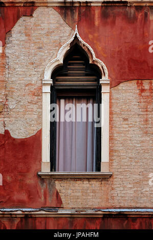 Fenster in einem alten Haus in der Innenstadt von Venedig. Stockfoto
