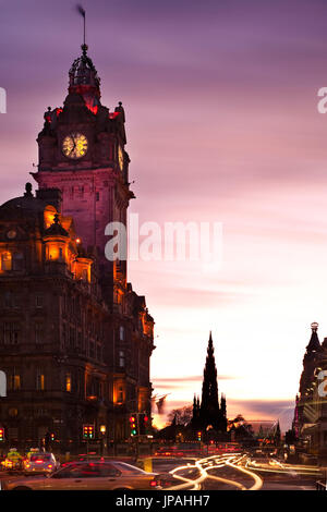 Abendlicht in der Old Town von Edinburgh, Schottland. Im Vordergrund die Lichter des motorisierten Verkehrs. Stockfoto