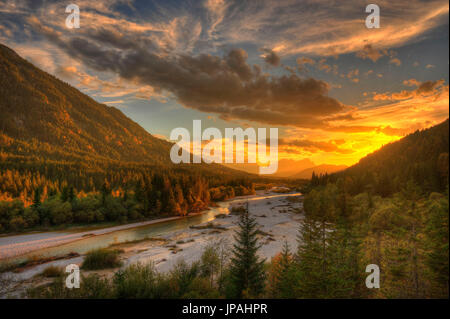 Blick durch die Isarauen in Richtung Wallgau und Zugspitze im Abendlicht Stockfoto